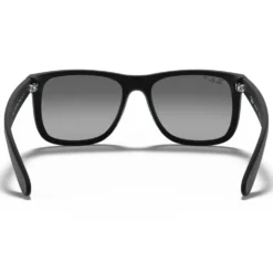 Occhiali da sole Ray Ban RB4165 Justin Classic Matte Rubber Black Light Grey Gradient Polar